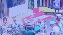 Gambar: Saat di kililingi Anggota Sat Pol-pp yang Berada di depan Gerbang Kantor Gubernur Gorontalo (FB ss )