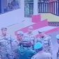 Gambar: Saat di kililingi Anggota Sat Pol-pp yang Berada di depan Gerbang Kantor Gubernur Gorontalo (FB ss )
