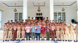 Pj. Gubernur Gorontalo Rudy Salahuddin didampingi pimpinan OPD bersama para siswa siswi kedinasan. (Foto: Adri/Humas)