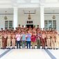 Pj. Gubernur Gorontalo Rudy Salahuddin didampingi pimpinan OPD bersama para siswa siswi kedinasan. (Foto: Adri/Humas)