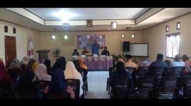 Saat rapat yang di gelar di kantor Desa  tanpa dilakukan paripurna oleh BPD (foto masy)