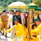 Gubernur Sulawesi Tengah Anwar hafid saat penjemputan adat (potret Sumber :Sultengprov.go.id)