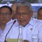 Kepala BNN RI membacakan pernyataan resmi dalam konferensi pers pengungkapan kasus penyelundupan 2 ton sabu di perairan Kepulauan Riau. Operasi gabungan BNN RI, Polda Kepri, Bea Cukai, dan TNI AL ini menjadi pengungkapan narkoba terbesar sepanjang sejarah Indonesia.
