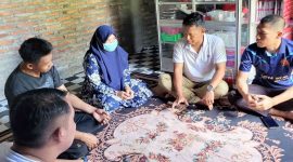 Proses mediasi KDRT oleh Kompol Yogas Polsek Mojoagung (Potret: Rifki)