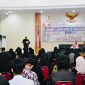 Kasrem 132/Tadulako Kolonel Inf A.T. Chrishardjoko, S.IP., saat menyampaikan sambutan dalam acara Grand Launching dan Dialog Kebangsaan BEM Fakultas Hukum Universitas Tadulako bertema “Supremasi Sipil: Pilar Demokrasi atau Sekedar Slogan”, yang digelar di Gedung Pogombo, Kompleks Kantor Gubernur Sulawesi Tengah, Sabtu malam (31/5/2025). Acara dihadiri ratusan mahasiswa serta menghadirkan sejumlah narasumber dari unsur TNI dan akademisi. (Potret Akmal)

