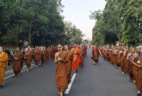 Ribuan bhikkhu dan umat Buddha berjalan khidmat dalam prosesi Perjalanan Puja dari Candi Mendut menuju Candi Borobudur, Jumat (4/7/2025), Gambar Istimewa:Kemenag RI
