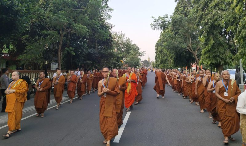 Ribuan bhikkhu dan umat Buddha berjalan khidmat dalam prosesi Perjalanan Puja dari Candi Mendut menuju Candi Borobudur, Jumat (4/7/2025), Gambar Istimewa:Kemenag RI