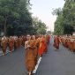 Ribuan bhikkhu dan umat Buddha berjalan khidmat dalam prosesi Perjalanan Puja dari Candi Mendut menuju Candi Borobudur, Jumat (4/7/2025), Gambar Istimewa:Kemenag RI
