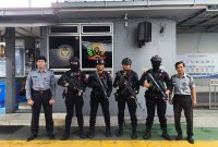 Personel Brimob Polda Metro Jaya bersama petugas Lembaga Pemasyarakatan Kelas I Cipinang berjaga di pintu utama kawasan pengamanan terpadu Cipinang. Sinergi ini merupakan bagian dari penguatan sistem keamanan 24 jam demi menciptakan lingkungan pemasyarakatan yang aman, tertib, dan kondusif. (Potret Bu Ragil) 

