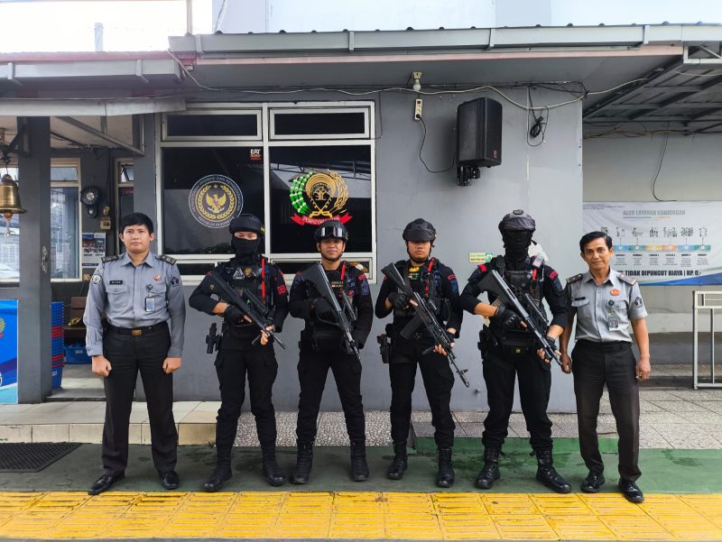 Personel Brimob Polda Metro Jaya bersama petugas Lembaga Pemasyarakatan Kelas I Cipinang berjaga di pintu utama kawasan pengamanan terpadu Cipinang. Sinergi ini merupakan bagian dari penguatan sistem keamanan 24 jam demi menciptakan lingkungan pemasyarakatan yang aman, tertib, dan kondusif. (Potret Bu Ragil) 

