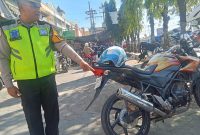 Satlantas Polres Pemalang Tindak Pengendara Sepeda Motor Berknalpot Brong saat melakukan razia//Foto: Ragil