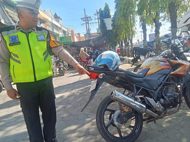 Satlantas Polres Pemalang Tindak Pengendara Sepeda Motor Berknalpot Brong saat melakukan razia//Foto: Ragil