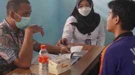Beberapa warga binaan Rutan Pemalang sedang menjalani pemeriksaan kesehatan//Foto: Ragil