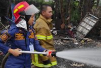 Tim Damkar Pemalang sedang berjibaku memadamkan api, Selasa, (21/10/2025) || Foto:Ragil.