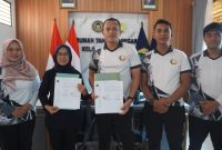 Karutan Pemalang Nur Febriyanto sedang menanda tangani surat perjanjian kerja sama dengan Puskesmas Kebondalem.( Foto Ragil).