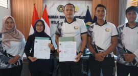 Karutan Pemalang Nur Febriyanto sedang menanda tangani surat perjanjian kerja sama dengan Puskesmas Kebondalem.( Foto Ragil).