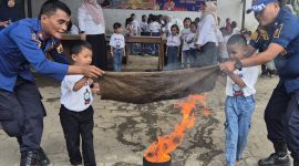 Para siswa TK di Pemalang sedang di edukasi penanganan kebakaran oleh Damkar Pemalang.( Foto: Ragil)