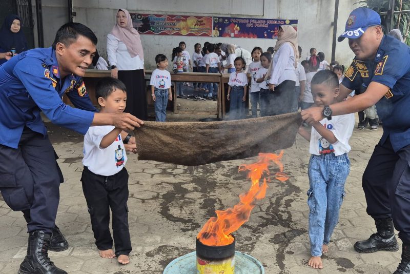 Para siswa TK di Pemalang sedang di edukasi penanganan kebakaran oleh Damkar Pemalang.( Foto: Ragil)