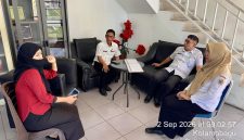 Asisten Bidang Perekonomian dan Pembangunan Setda Kota Kotamobagu Noval C. Manoppo bersama jajaran saat melakukan pemantauan pada sejumlah SPBU di Kota Kotamobagu. (Dok : Dy)